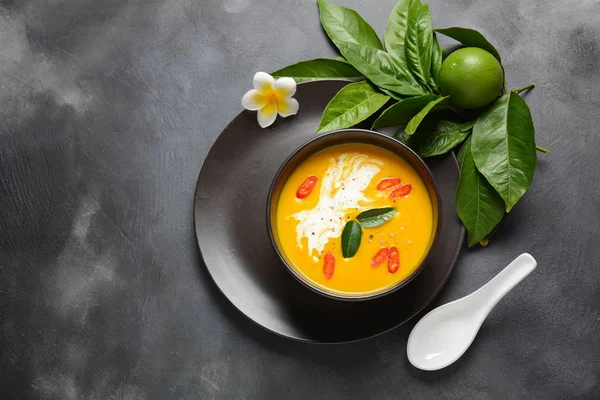 Thai Krydret Græskar Kokosmælk Suppe Med Kaffir Lime Blade Rød - Stock-foto