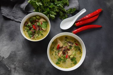 Geleneksel Tay mutfağı, Hindistan cevizi sütü, mantar ve brokoli ile Tay Baharatlı Yeşil köri tavuk çorbası. Sağlıklı gıda