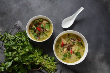 Geleneksel Tay mutfağı, Hindistan cevizi sütü, mantar ve brokoli ile Tay Baharatlı Yeşil köri tavuk çorbası. Sağlıklı gıda