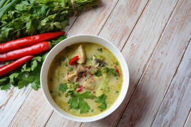 Geleneksel Tay mutfağı, Hindistan cevizi sütü, mantar ve brokoli ile Tay Baharatlı Yeşil köri tavuk çorbası. Sağlıklı gıda