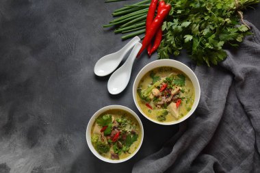 Geleneksel Tay mutfağı, Hindistan cevizi sütü, mantar ve brokoli ile Tay Baharatlı Yeşil köri tavuk çorbası. Sağlıklı gıda