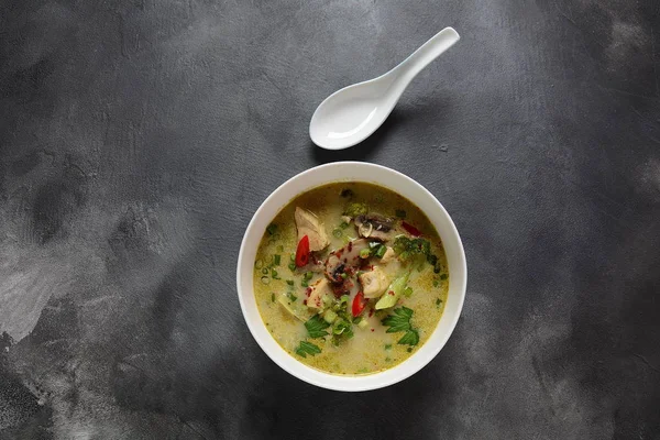 伝統的なタイ料理 タイスパイシーグリーンカレーチキンスープココナッツミルク キノコ ブロッコリー 健康食品 — ストック写真