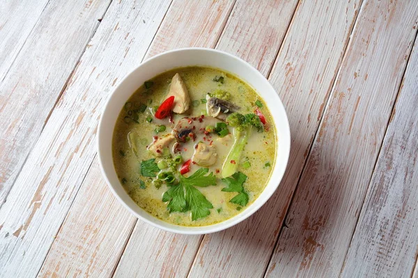 伝統的なタイ料理 タイスパイシーグリーンカレーチキンスープココナッツミルク キノコ ブロッコリー 健康食品 — ストック写真