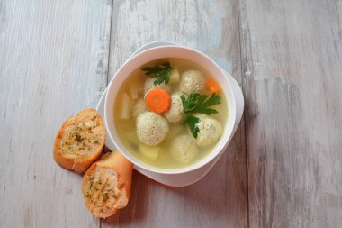 Az yağlı sebze çorbası tavuk köftesi, patates ve havuç kasede taze otlar, sağlıklı besin diyeti.