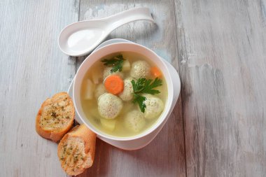 Az yağlı sebze çorbası tavuk köftesi, patates ve havuç kasede taze otlar, sağlıklı besin diyeti.