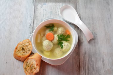 Az yağlı sebze çorbası tavuk köftesi, patates ve havuç kasede taze otlar, sağlıklı besin diyeti.