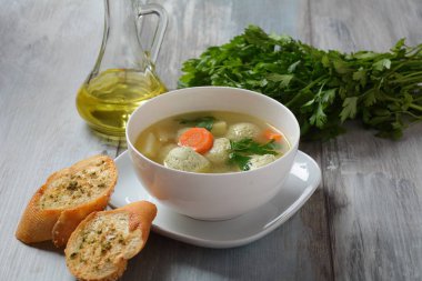 Az yağlı sebze çorbası tavuk köftesi, patates ve havuç kasede taze otlar, sağlıklı besin diyeti.