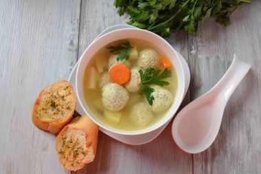 Az yağlı sebze çorbası tavuk köftesi, patates ve havuç kasede taze otlar, sağlıklı besin diyeti.