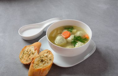 Az yağlı sebze çorbası tavuk köftesi, patates ve havuç kasede taze otlar, sağlıklı besin diyeti.