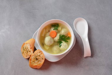 Az yağlı sebze çorbası tavuk köftesi, patates ve havuç kasede taze otlar, sağlıklı besin diyeti.