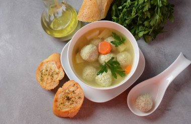 Az yağlı sebze çorbası tavuk köftesi, patates ve havuç kasede taze otlar, sağlıklı besin diyeti.