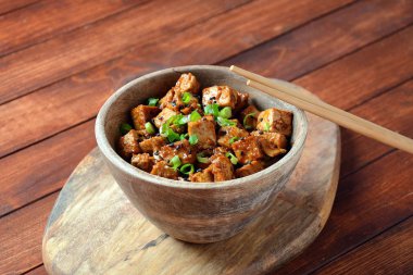 Tatlı, baharatlı, kıtır kıtır ve teriyaki soslu kızarmış tofu. Sağlıklı vegan yemeği, glütensiz.