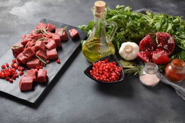 Doğranmış çiğ et, malzemeler, otlar, baharatlar ve nar barbeküsü. 
