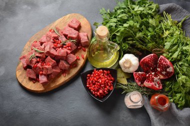 Doğranmış çiğ et, malzemeler, otlar, baharatlar ve nar barbeküsü. 