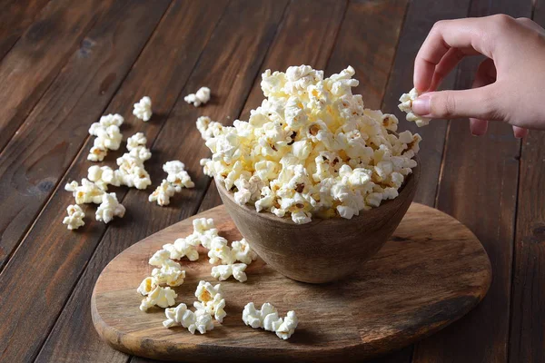 Ciotola Con Popcorn Sul Tavolo Legno Ciotola Piena Popcorn Versati — Foto Stock