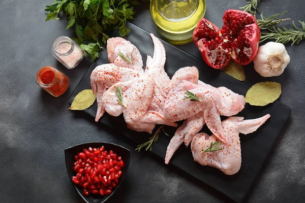 Pişirmek için malzemeli çiğ tavuk kanadı.