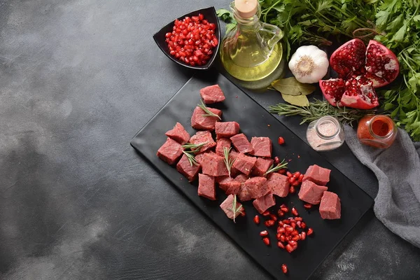 Tärnat Rått Nötkött Med Ingredienser Örter Kryddor Och Granatäpple Grill — Stockfoto