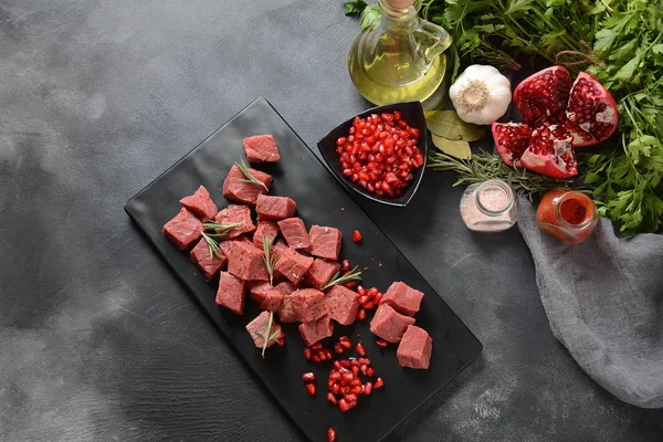 Tärnat Rått Nötkött Med Ingredienser Örter Kryddor Och Granatäpple Grill — Stockfoto