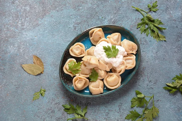 Huisgemaakt Vlees Dumplings Geserveerd Met Zure Room Verse Peterselie Schotel — Stockfoto