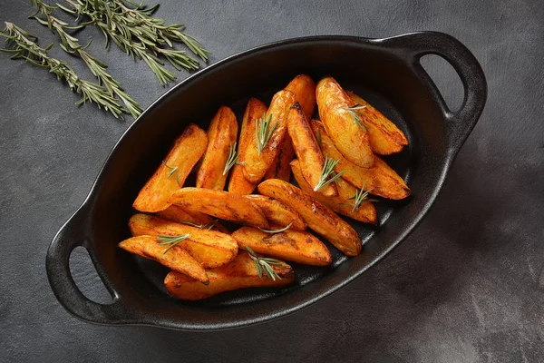 Cuñas Patata Fritas Horno Con Especias Romero — Foto de Stock