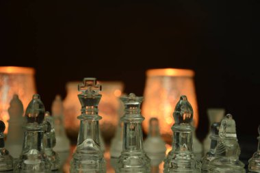 Siyah arka planda izole edilmiş cam satranç tahtasındaki cam parçaları temizle.
