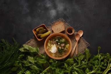 Etli çorba, salatalık turşusu ve inci arpası. Rassolnik- Geleneksel Rus mutfağı