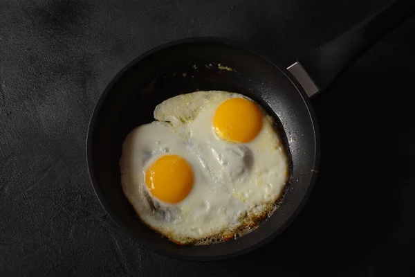 Due Uova Fritte Padella Ghisa Colazione Facile Sana Tavolo Pasto — Foto Stock