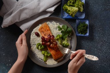 Kızarmış kırmızı üzümlü ızgara somon ve kremalı sarımsak soslu brokoli. Toskana deniz yemeği tarifi. İtalyan gurme mutfağı. Sağlıklı gıda konsepti. Omega -3, Keto diyeti