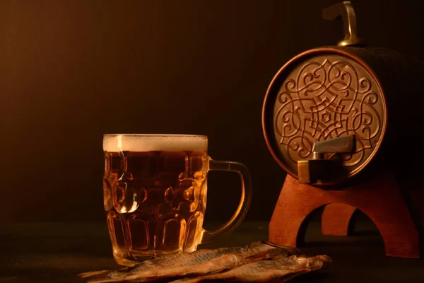 Caneca Cerveja Peixe Seco Fundo Escuro Conceito Oktoberfest — Fotografia de Stock