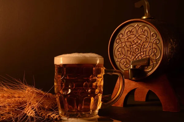 Bierkrug Weizen Und Trockenfisch Auf Dunklem Hintergrund Wiesn Konzept — Stockfoto