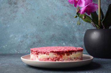 Ringa, pancar, havuç, soğan, patates ve yumurtalı katmanlı salata. 