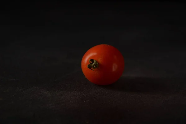Färsk Tomat Mörk Bakgrund — Stockfoto