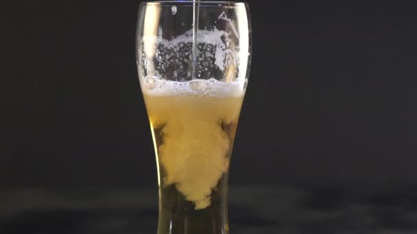 Cerveja Está Cair Num Copo Ondas Formadoras Cerveja Fecham Despejar — Vídeo de Stock