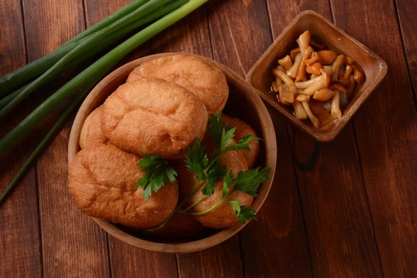 Fyllda Bullar Pirozhki Träskål Träbakgrund Med Grön Lök Och Örter — Stockfoto