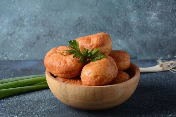 美味的早餐乡村风格 小面包 Pirozhki 绿色洋葱 自制腌制蜂蜜 农业蘑菇和土豆 背景中的花朵 — 图库照片