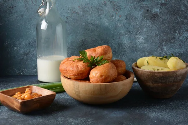 Smaklig Frukost Rustik Stil Fyllda Bullar Pirozhki Mjölk Med Gröna — Stockfoto