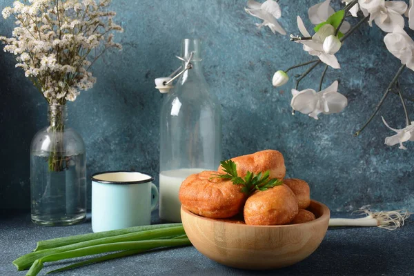 Tasty Breakfast Rustic Style Stuffed Buns Pirozhki Milk Green Onions — Stock Photo, Image
