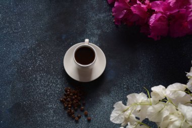 Arka plan olarak beyaz kahve, fasulye ve çiçekli kompozisyon