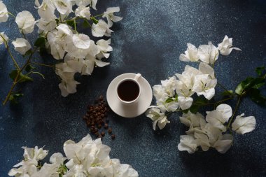 Arka plan olarak beyaz kahve, fasulye ve çiçekli kompozisyon