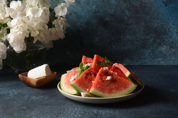 Färsk Sommarvattenmelon Med Fetaost Och Mynta Vegansk Mat Föda Vegetariskt — Stockfoto