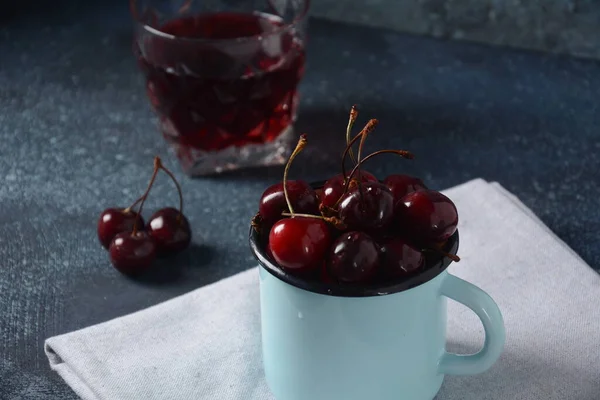 Cerezas Rojas Dulces Una Taza Postre Dulce Verano —  Fotos de Stock