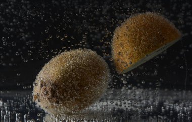 Kabarcıklı suda Kivi