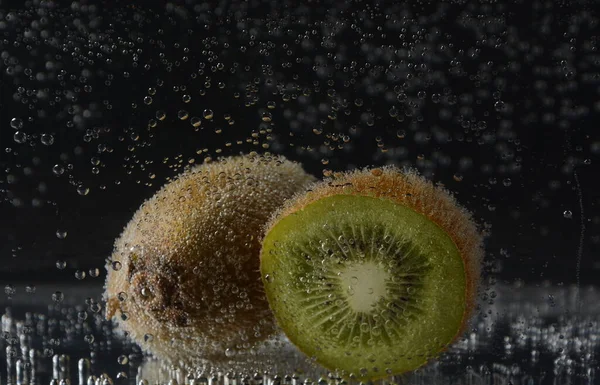 Kiwi Water Bubbles — Stock Photo, Image