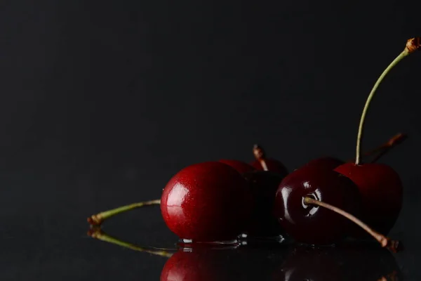 Cerejas Com Gotas Água Sobre Fundo Preto Com Reflexão — Fotografia de Stock