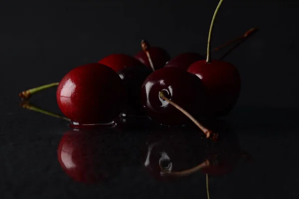 Cerejas Com Gotas Água Sobre Fundo Preto Com Reflexão — Fotografia de Stock