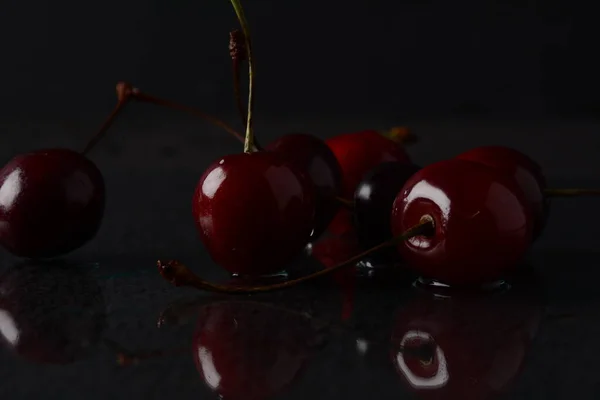 Cerejas Com Gotas Água Sobre Fundo Preto Com Reflexão — Fotografia de Stock