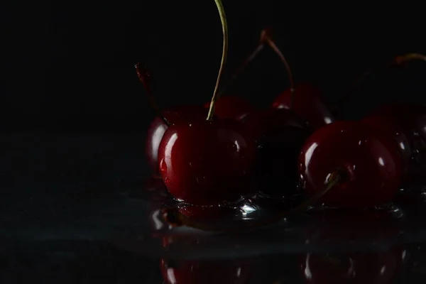 Cerejas Com Gotas Água Sobre Fundo Preto Com Reflexão — Fotografia de Stock