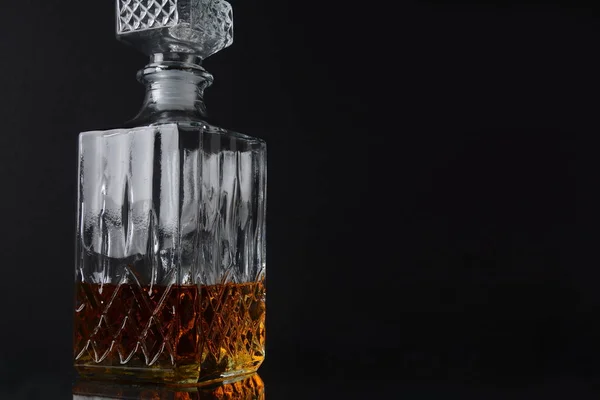 Szklanka Whisky Kostkami Lodu Kwadratowym Karafką Czarnym Tle — Zdjęcie stockowe