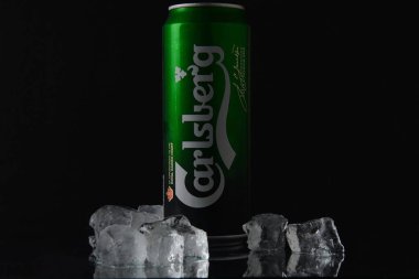 NETanyA, ISRAEL- 29 Haziran 2020: soğuk alüminyum kutu Carlsberg bira arka planı. Danimarkalı bira şirketi 1847 'de kuruldu..