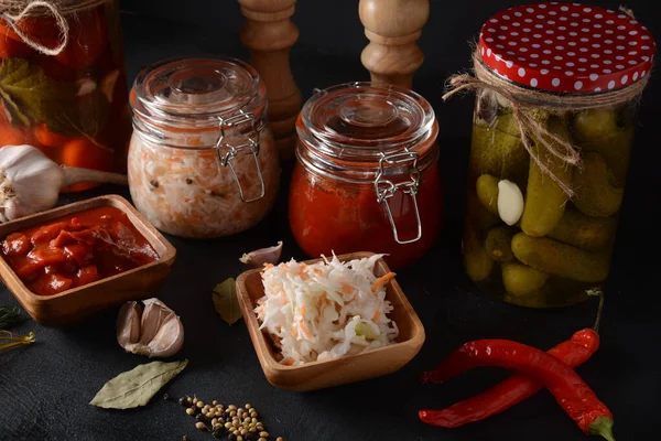 Frascos Verduras Encurtidas Caseras Pepinos Tomates Col Sobre Fondo Negro — Foto de Stock